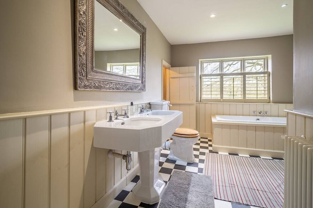 Photo of Bathroom in Eye