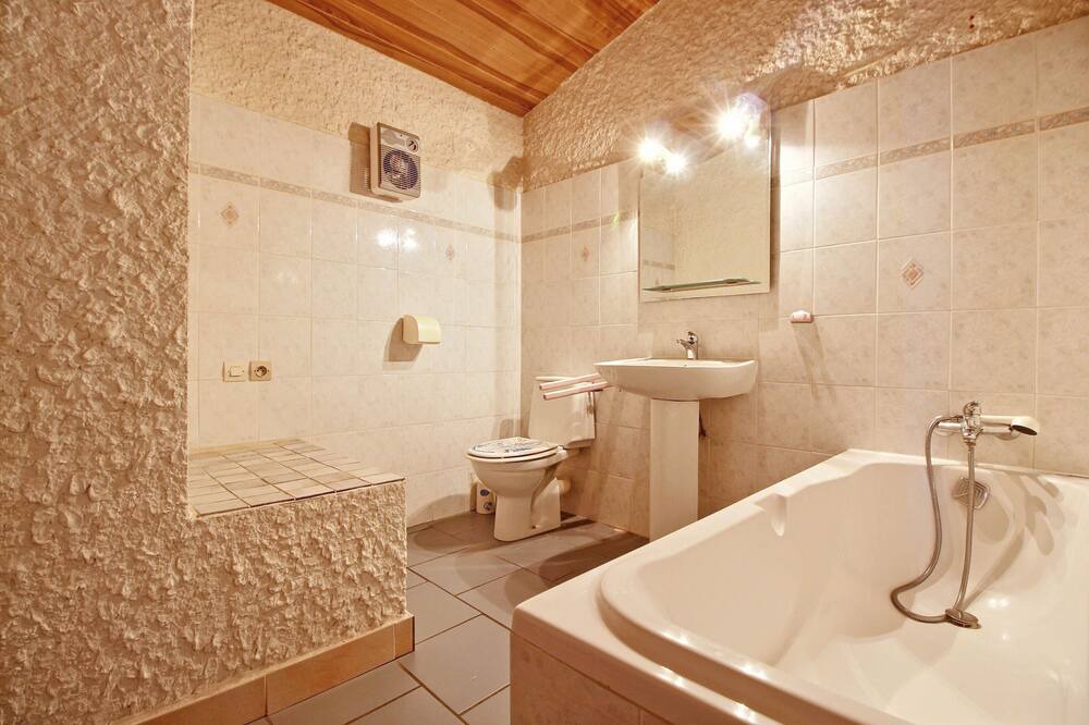 Photo of Bathroom in Roquefort-des-Corbieres