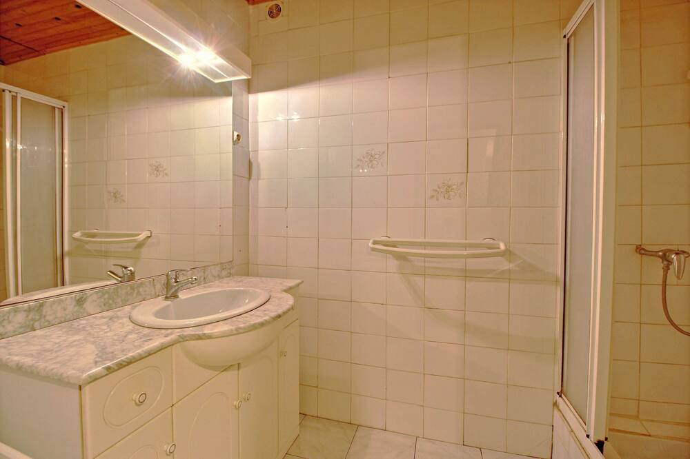 Photo of Bathroom in Roquefort-des-Corbieres