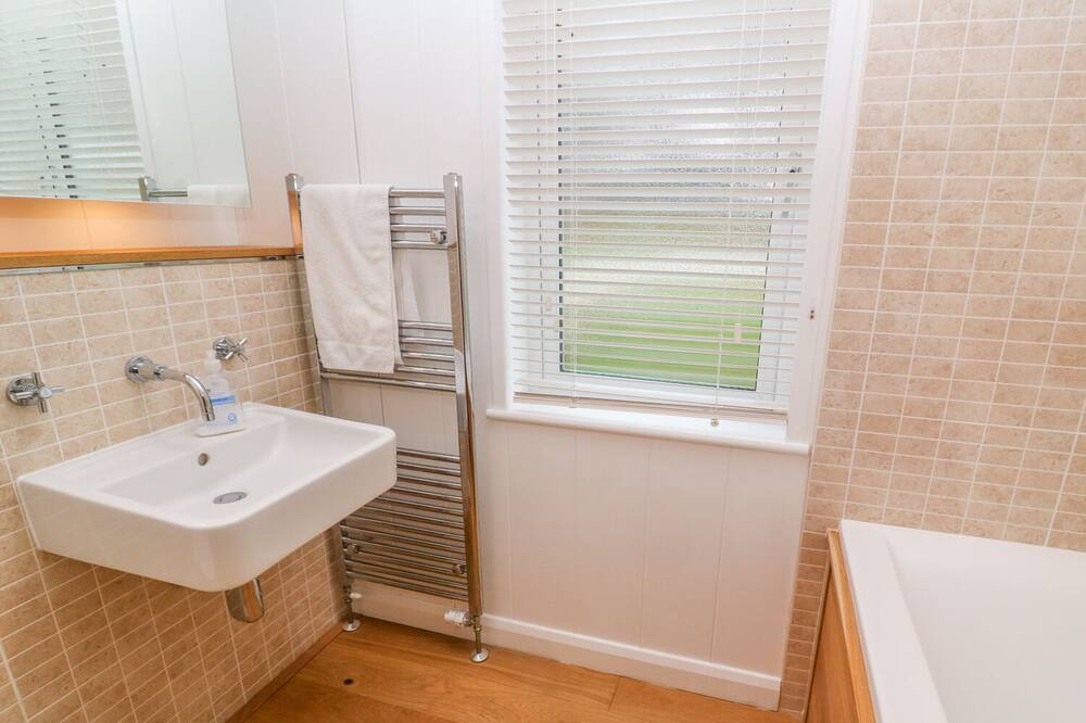 Photo of Bathroom in Looe