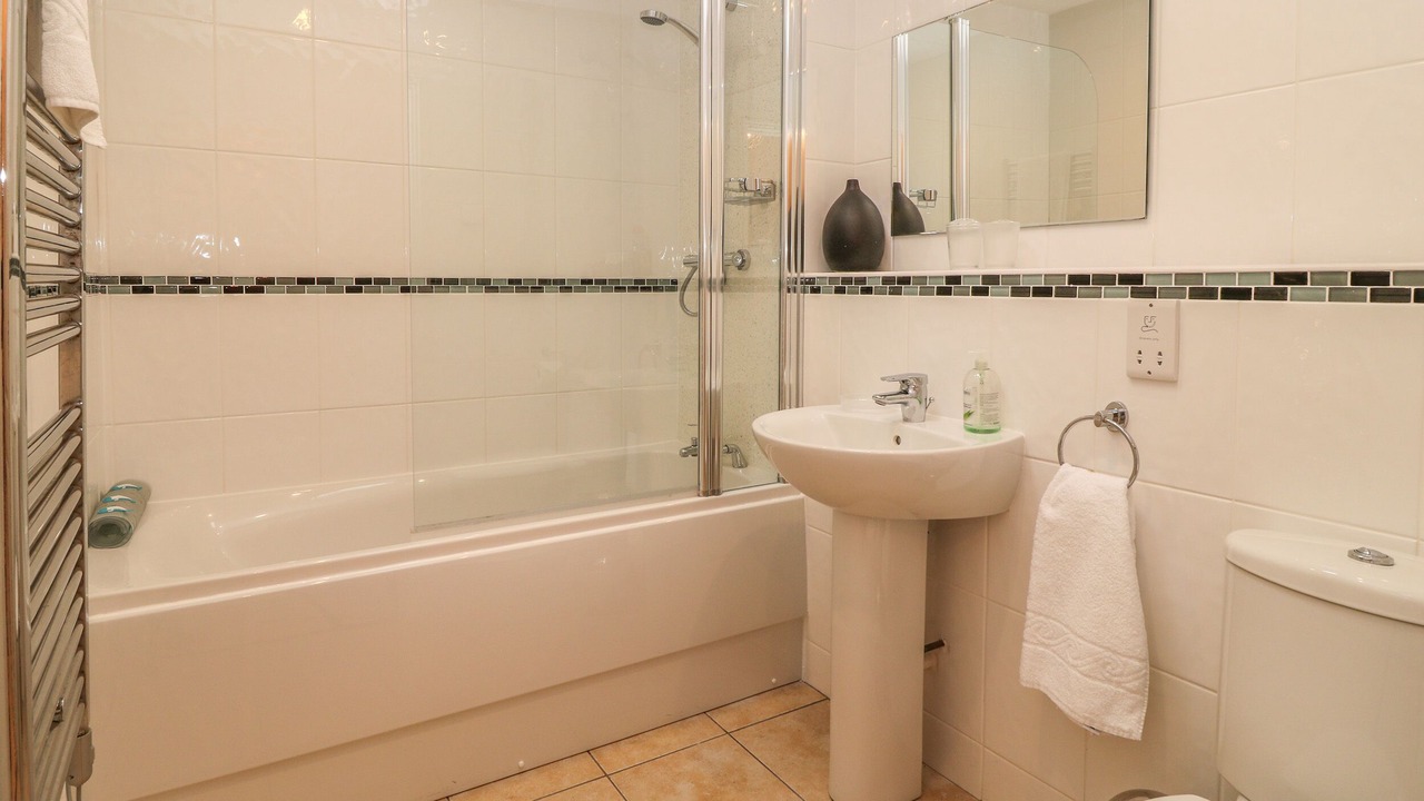 Photo of Bathroom in Widemouth Bay