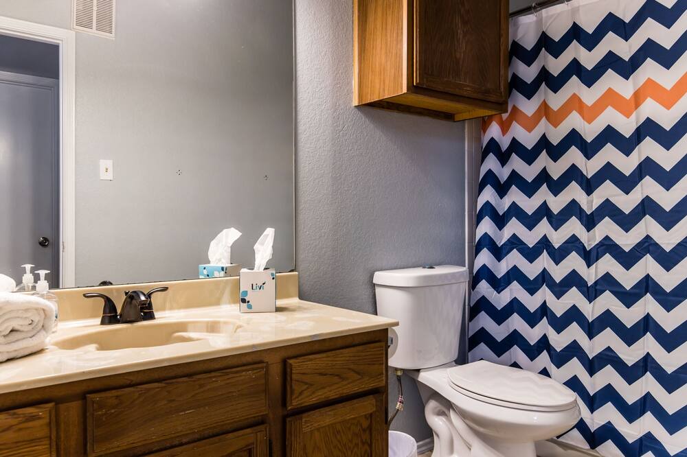 Photo of Bathroom in Buckner Terrace - Everglade Park