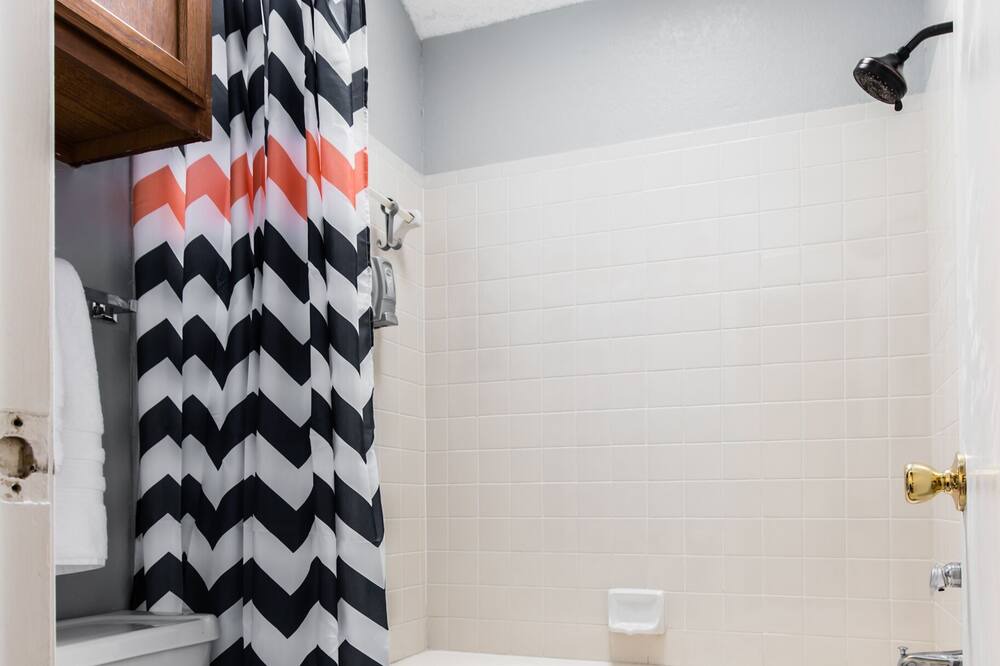 Photo of Bathroom in Buckner Terrace - Everglade Park