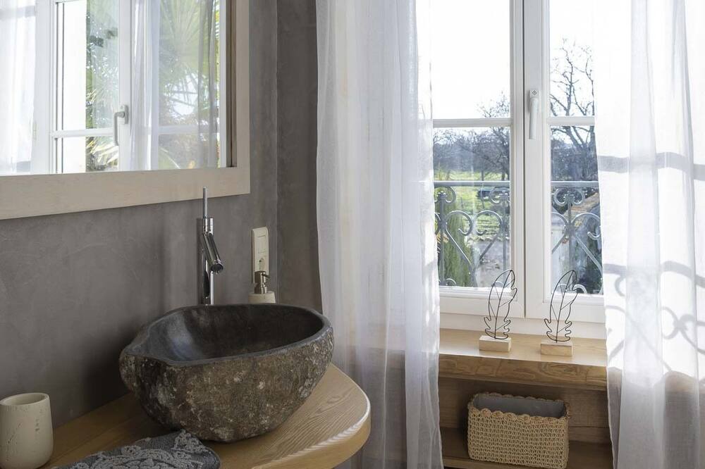 Photo of Bathroom in Saint-Porchaire