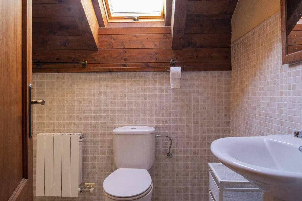 Photo of Bathroom in Linsoles