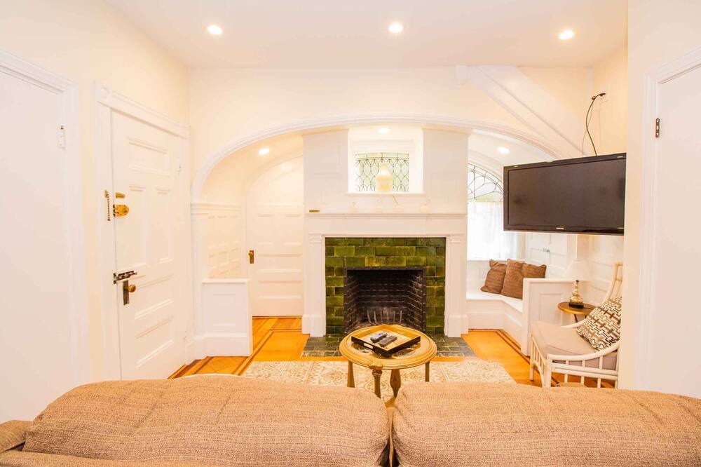 Photo of Livingroom in Cleveland Circle