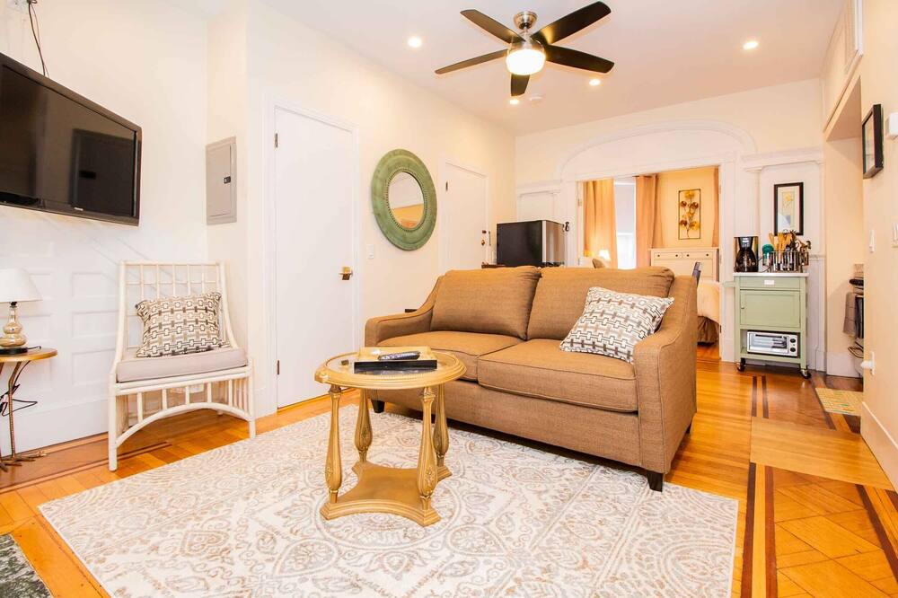 Photo of Livingroom in Cleveland Circle