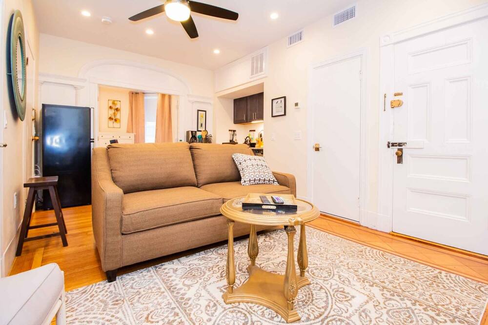 Photo of Livingroom in Cleveland Circle