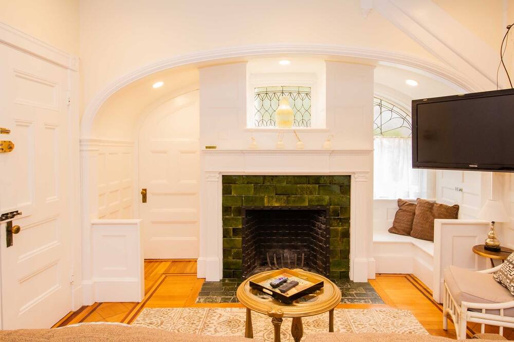 Photo of Livingroom in Cleveland Circle