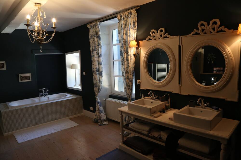 Photo of Bathroom in Saint-Pierre-de-Cole