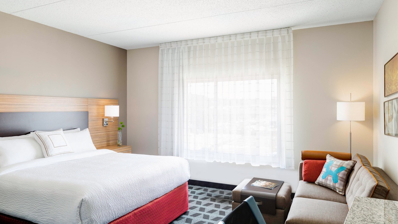 Photo of Bedroom in Lacy-Lakeview