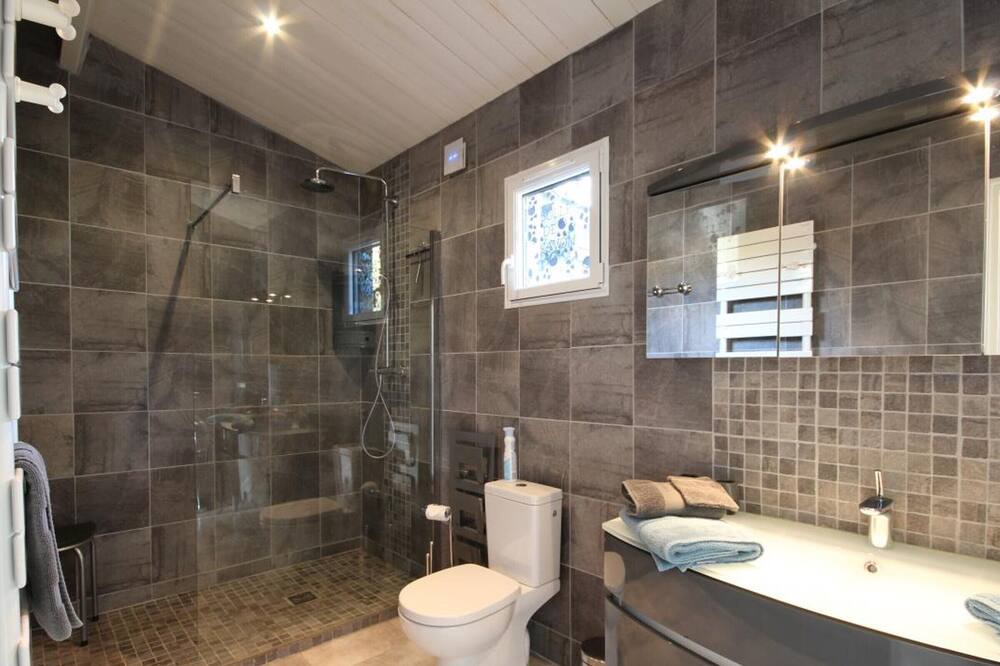 Photo of Bathroom in Saint-Martin-aux-Buneaux