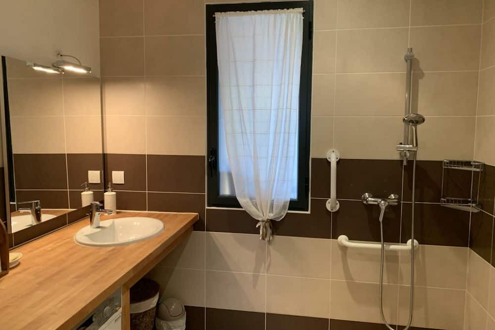 Photo of Bathroom in Saint-Pierre-de-Manneville