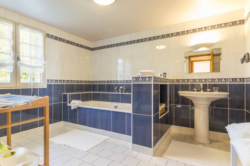 Photo of Bathroom in Catenay