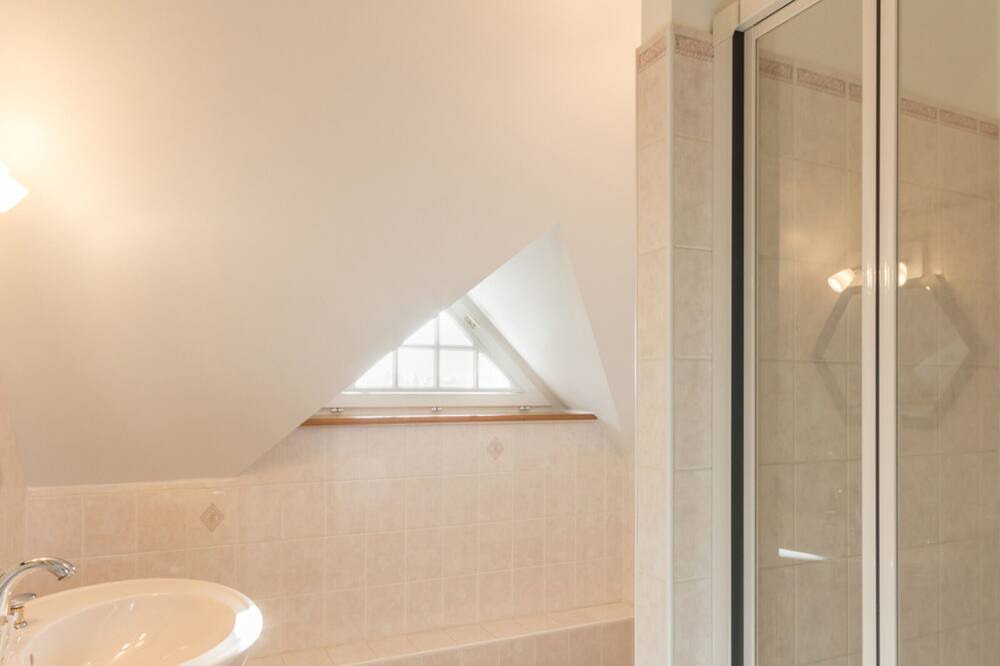 Photo of Bathroom in Catenay