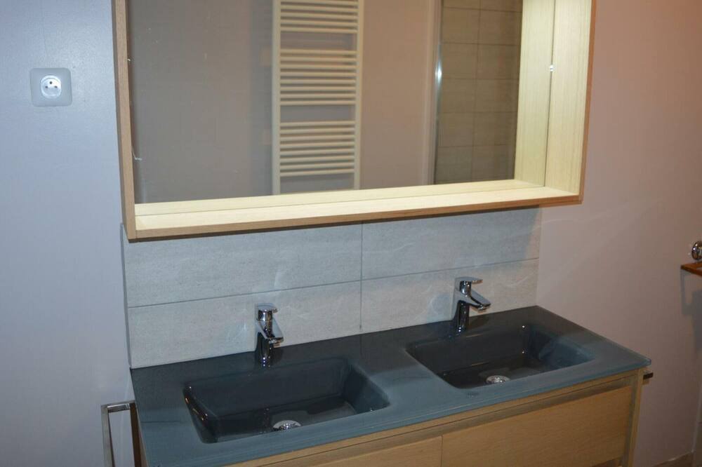 Photo of Bathroom in Villainville
