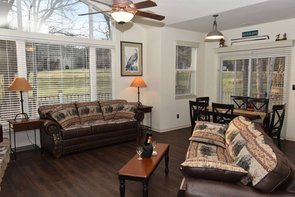Photo of Bedroom in Camdenton