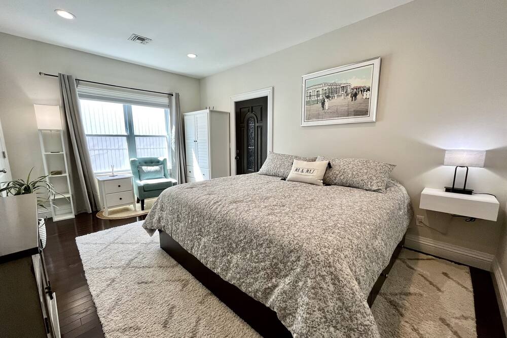 Photo of Bedroom in Lido Beach