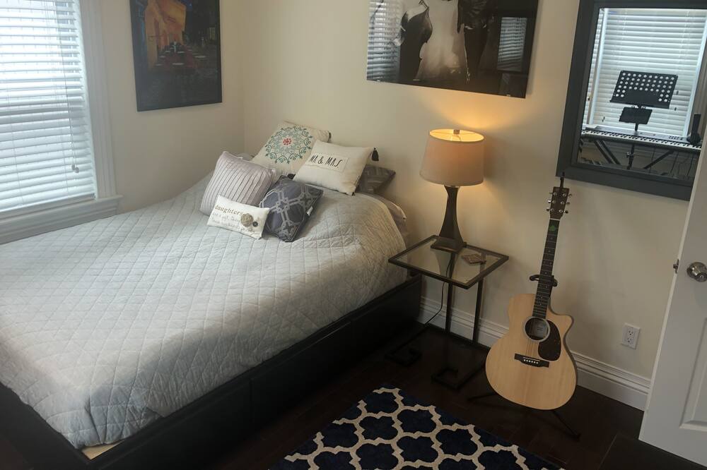 Photo of Bedroom in Lido Beach