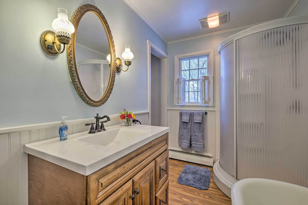 Photo of Bathroom in Hollowville