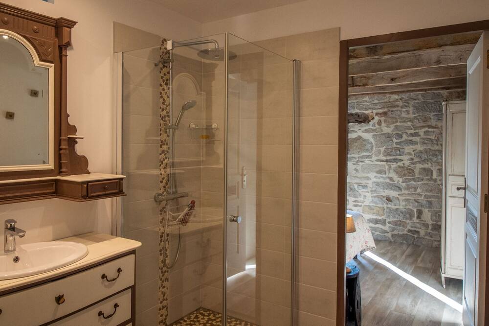 Photo of Bathroom in Thegra