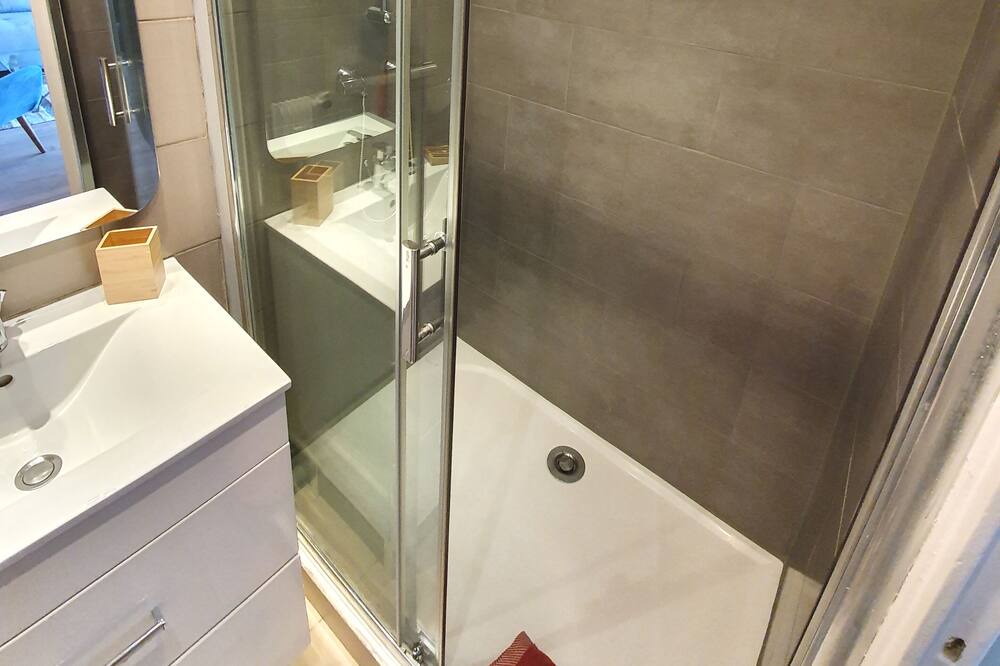 Photo of Bathroom in Zola - Pressense