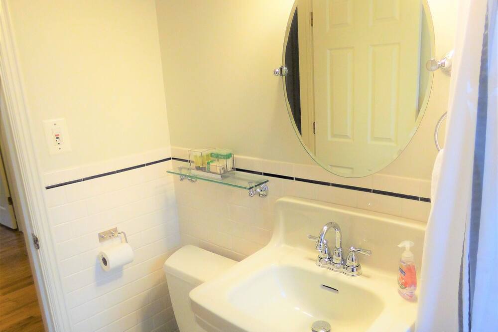 Photo of Bathroom in Forest Park