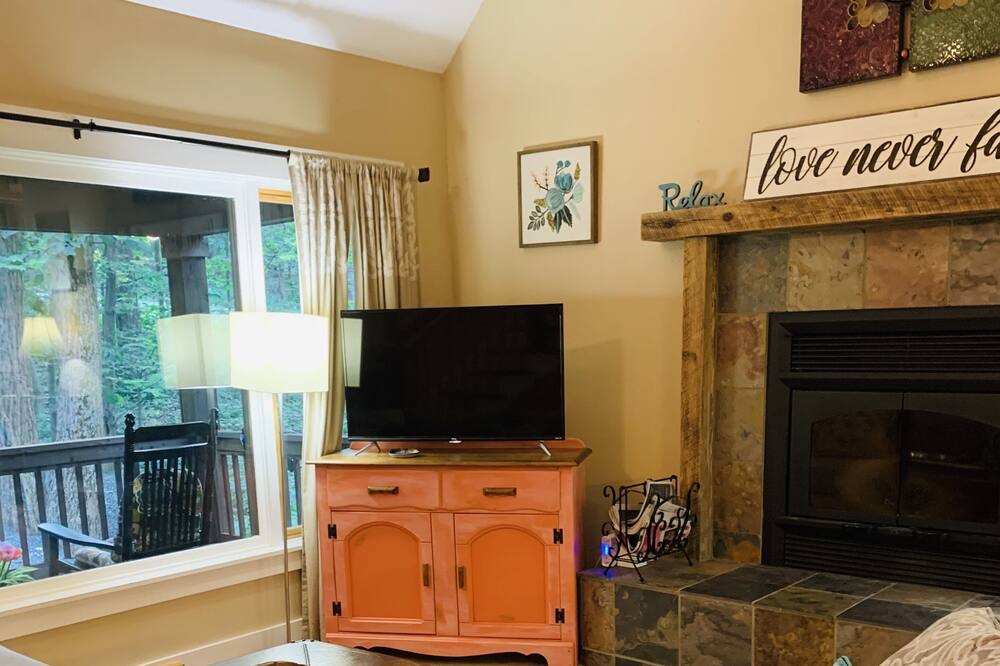 Photo of Livingroom in Chestnut Springs