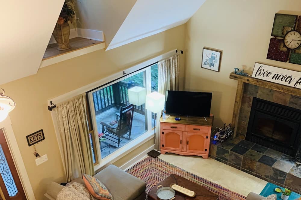 Photo of Livingroom in Chestnut Springs