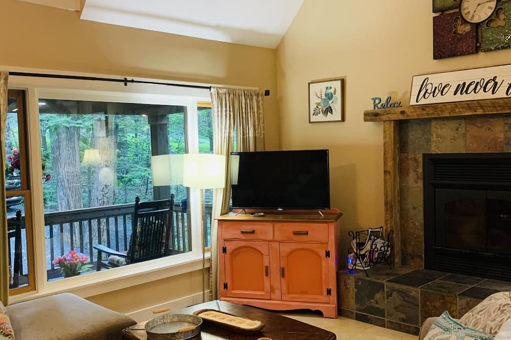 Photo of Livingroom in Chestnut Springs