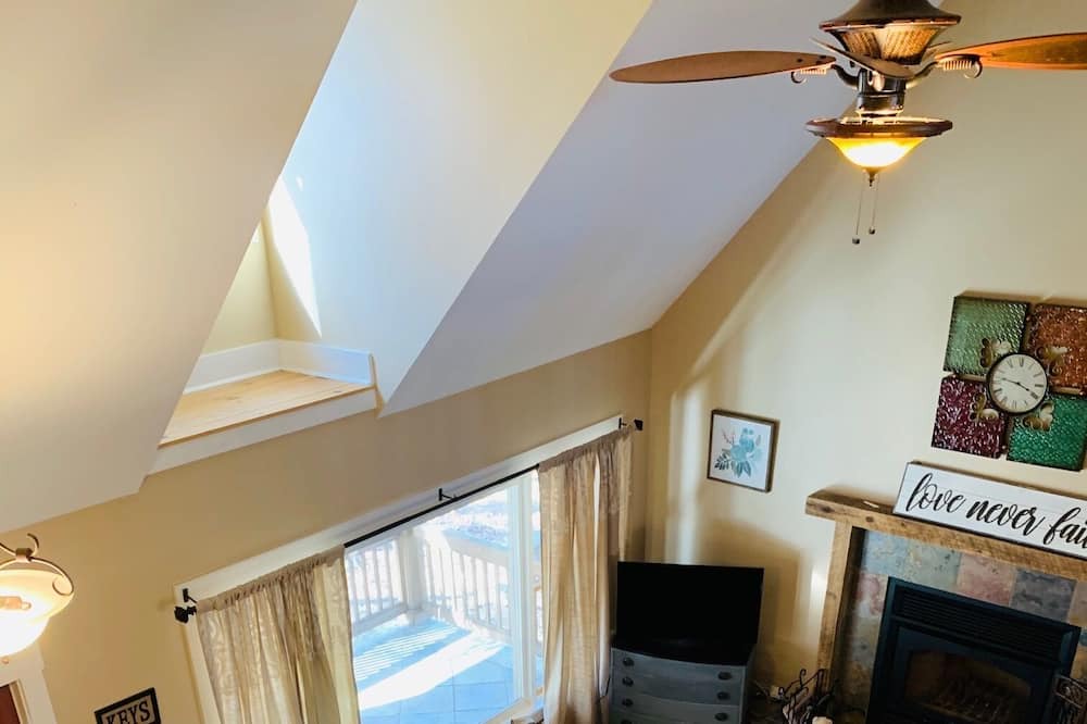 Photo of Livingroom in Chestnut Springs