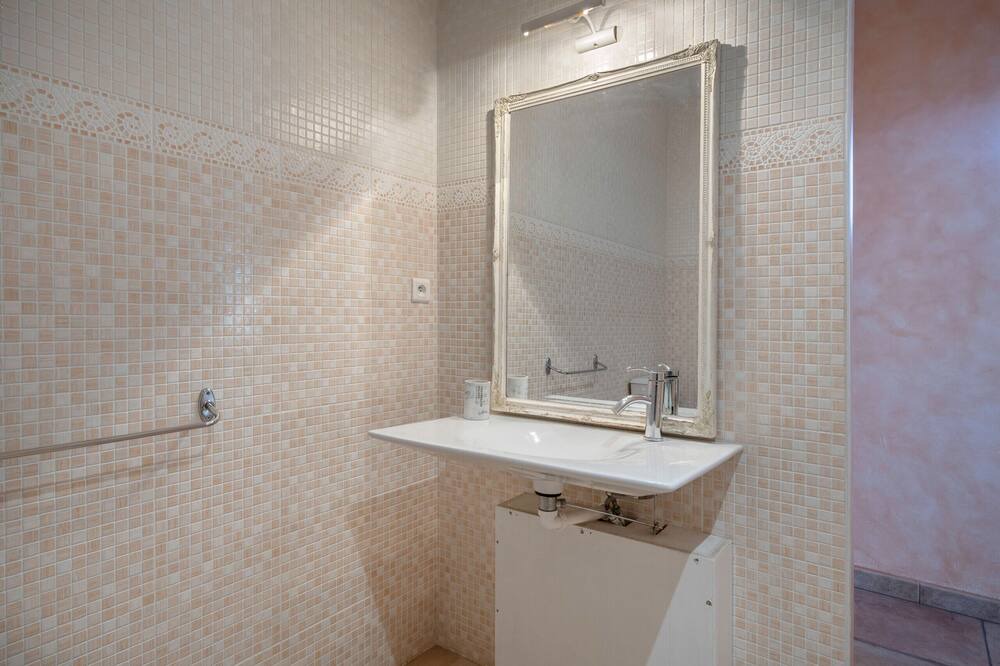 Photo of Bathroom in Saint-Gildas-des-Bois