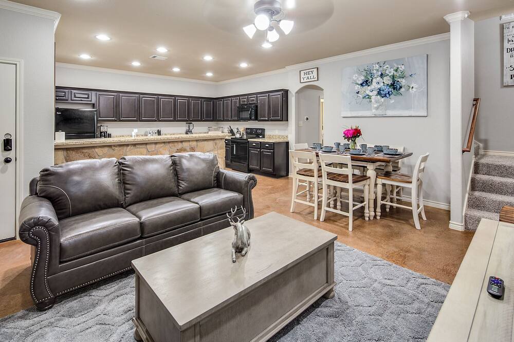Photo of Livingroom in College Station
