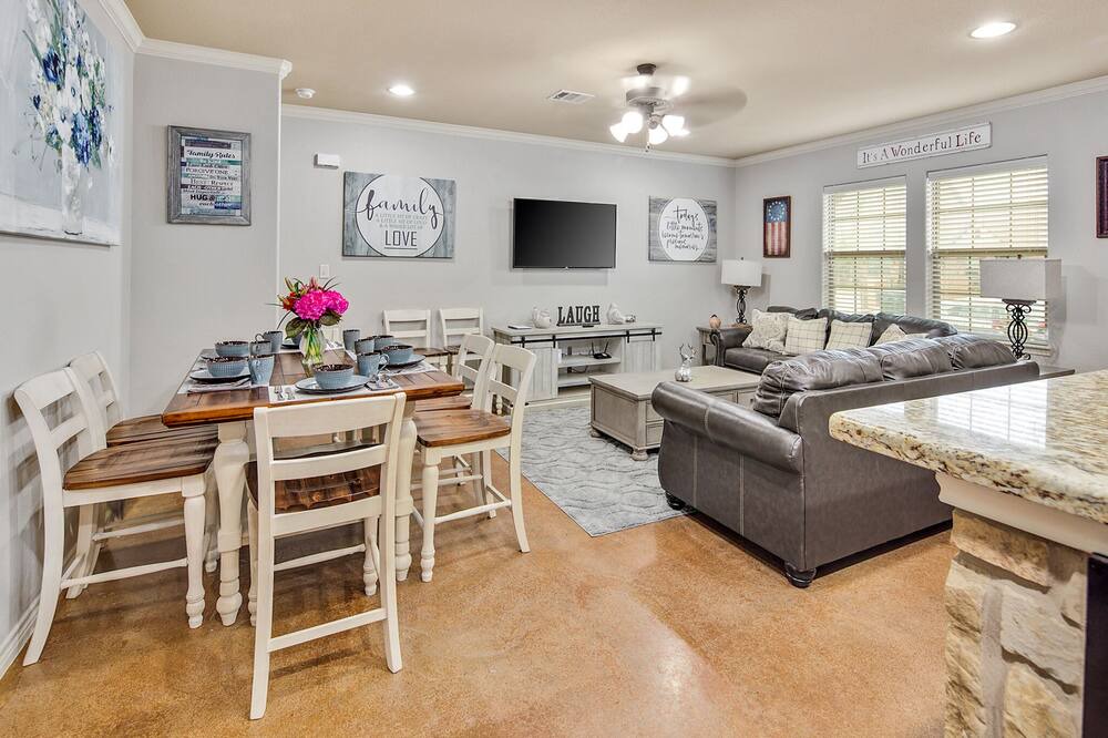 Photo of Livingroom in College Station