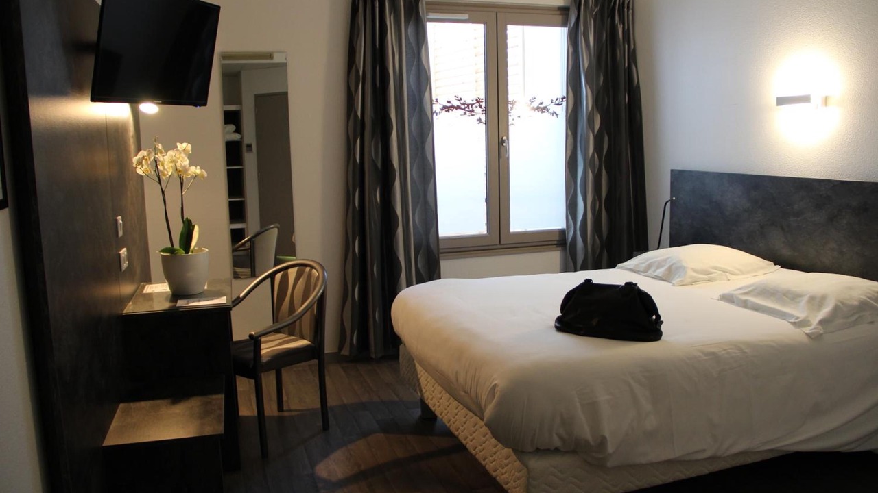 Photo of Others in Valence