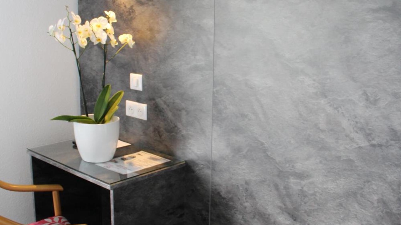 Photo of Others in Valence