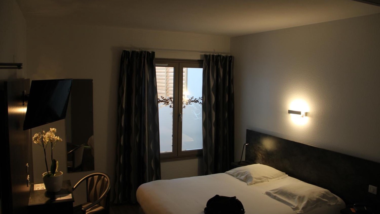 Photo of Others in Valence