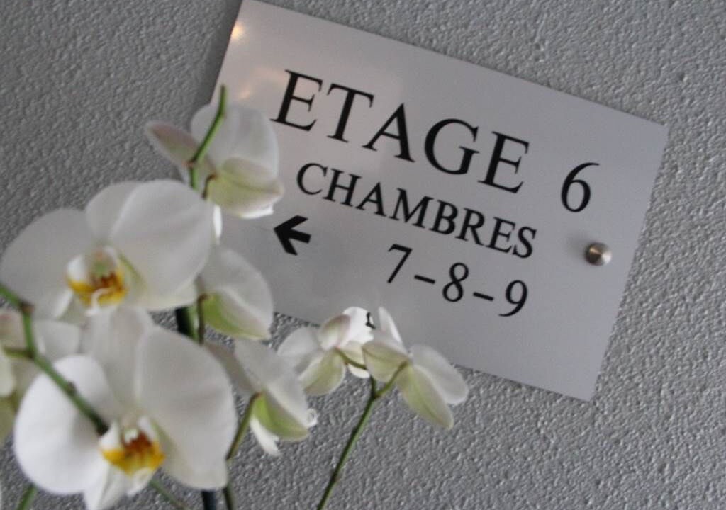 Photo of Others in Valence