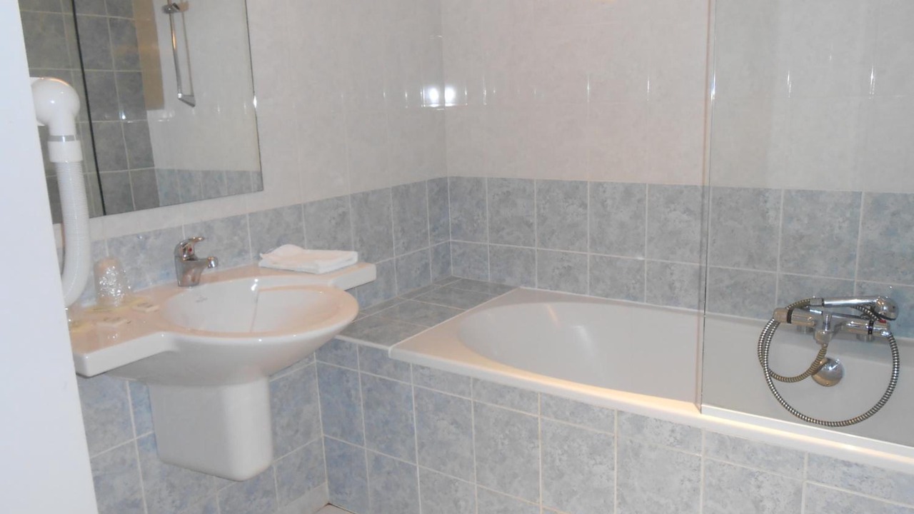 Photo of Others in Valence