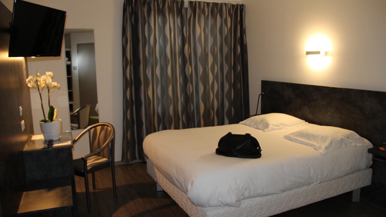 Photo of Others in Valence