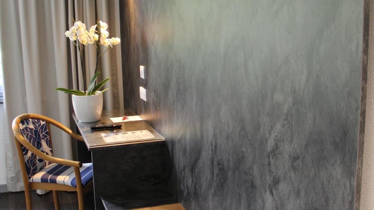 Photo of Others in Valence