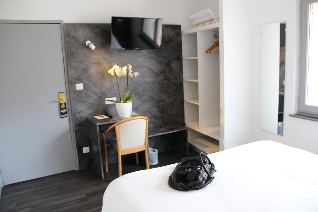 Photo of Others in Valence