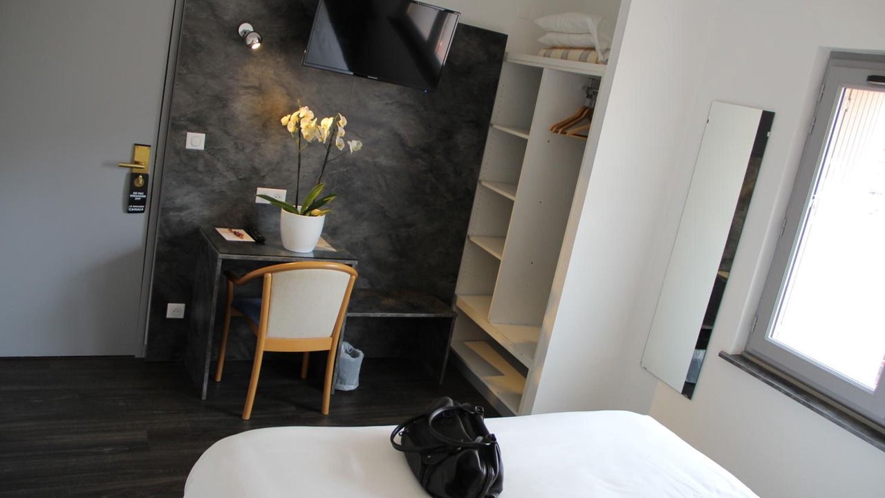 Photo of Others in Valence