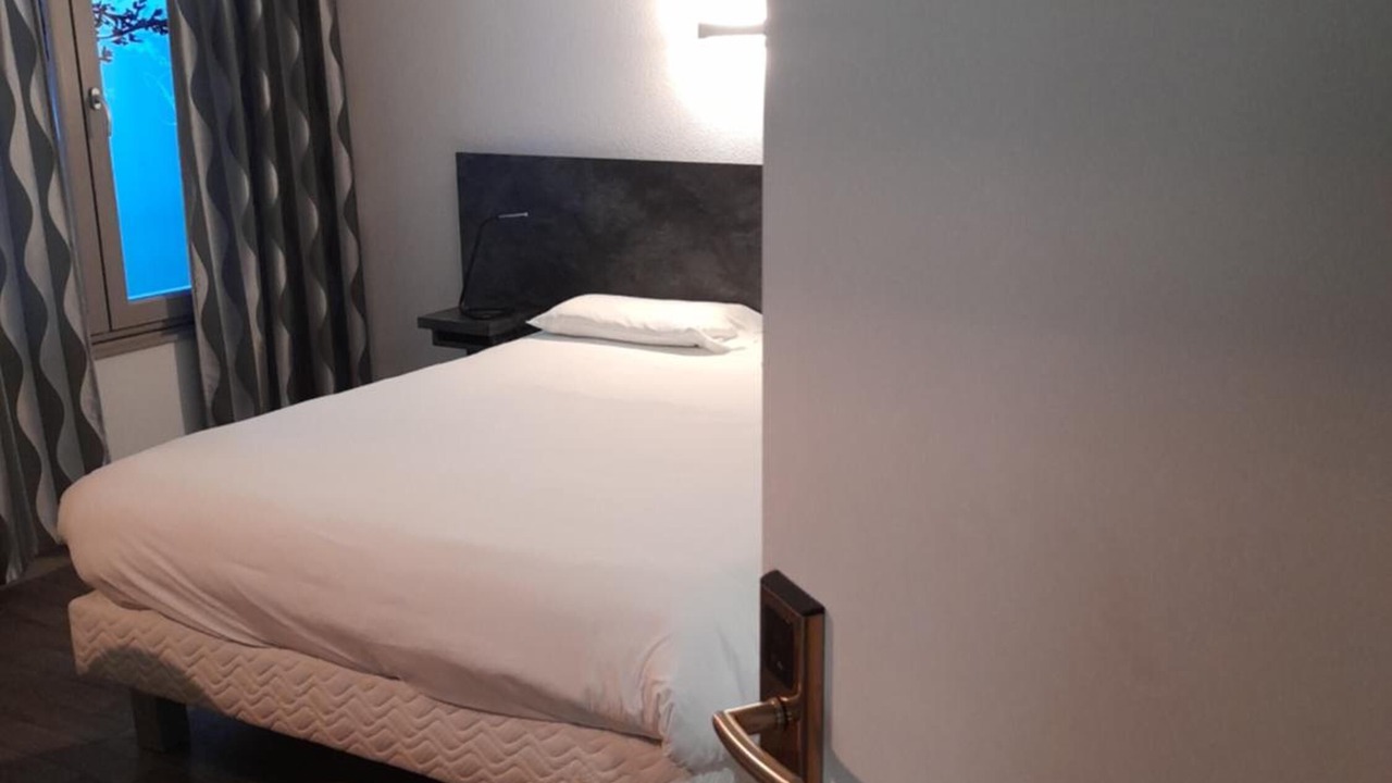 Photo of Others in Valence