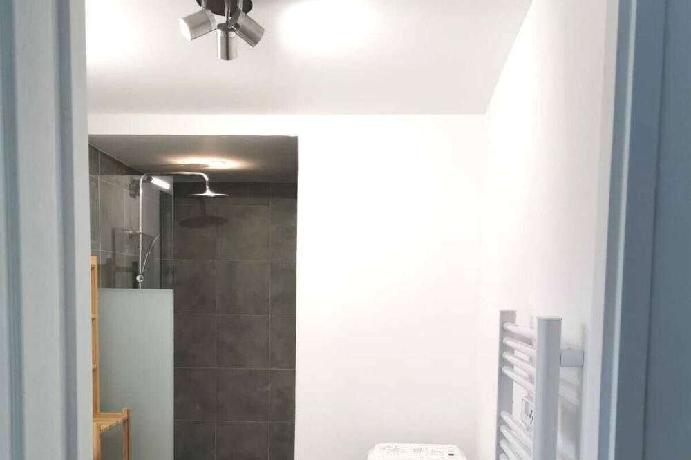Photo of Bathroom in Pujaut