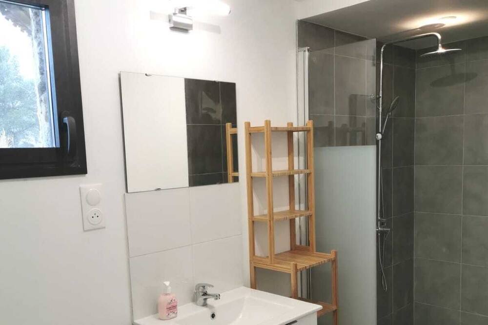 Photo of Bathroom in Pujaut
