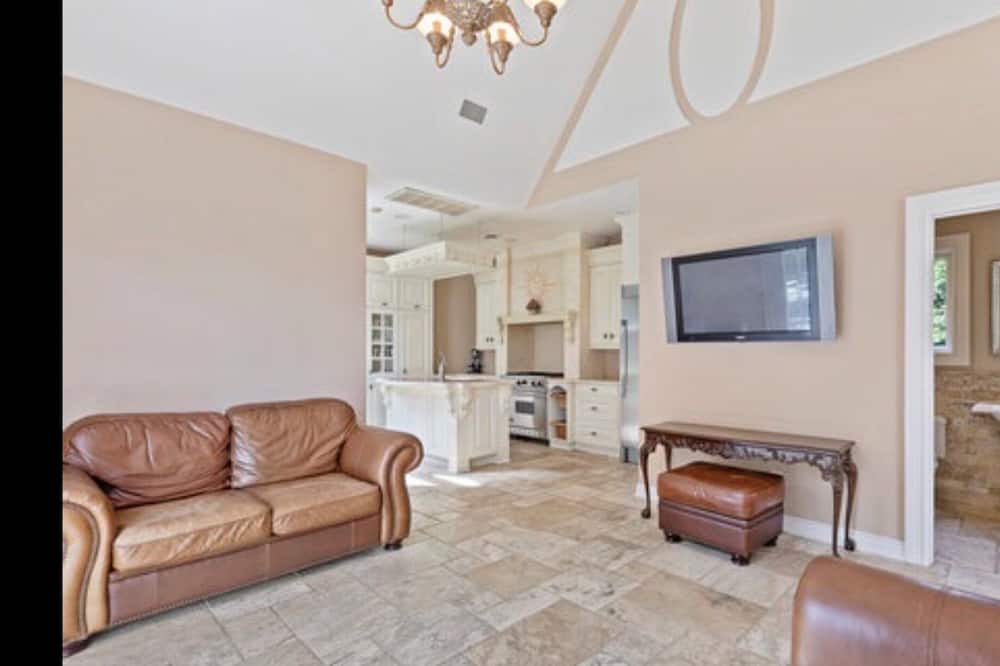 Photo of Livingroom in Saddle River