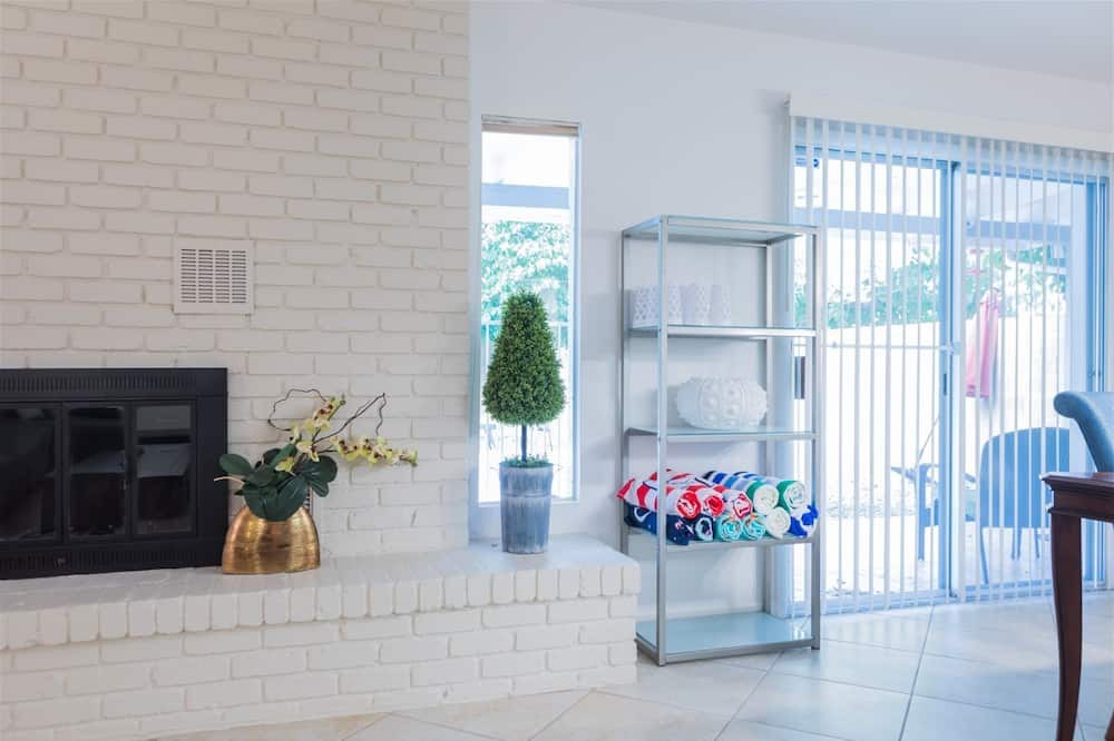 Photo of Livingroom in Clearview