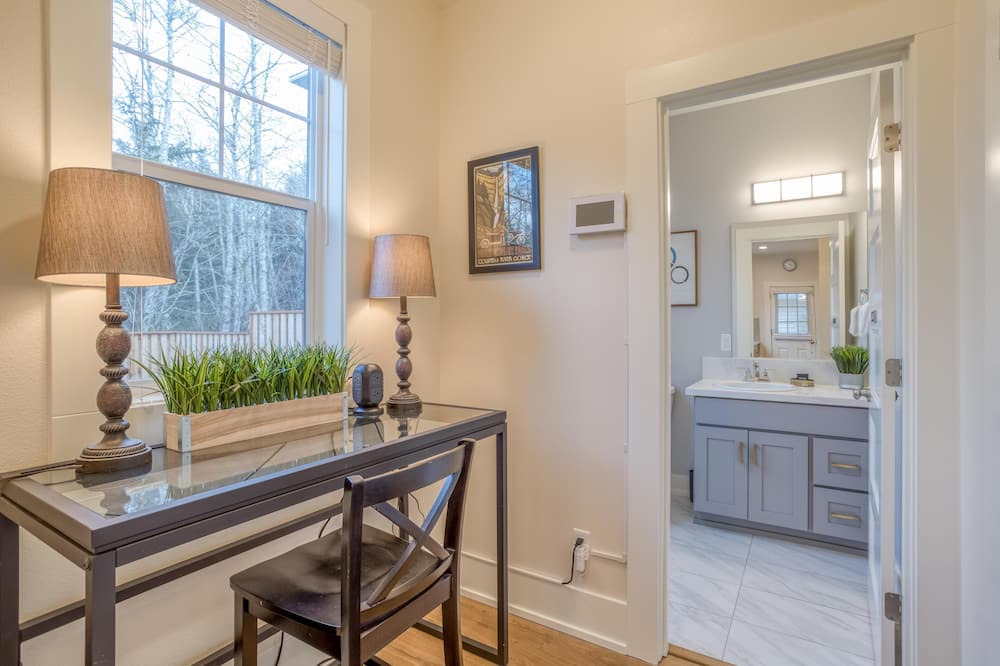 Photo of Bedroom in Netarts