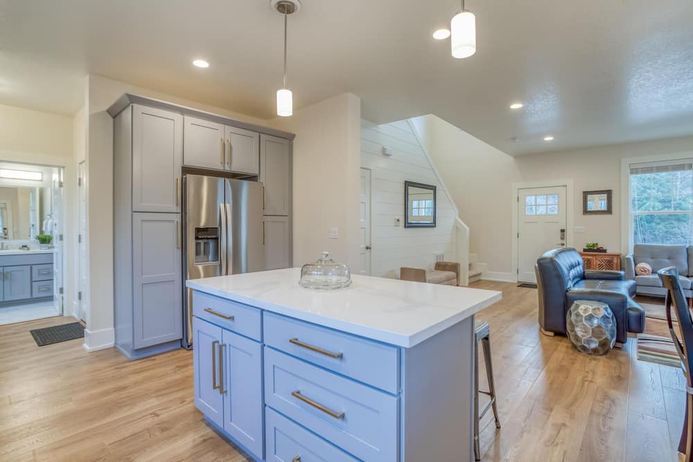 Photo of Bedroom in Netarts